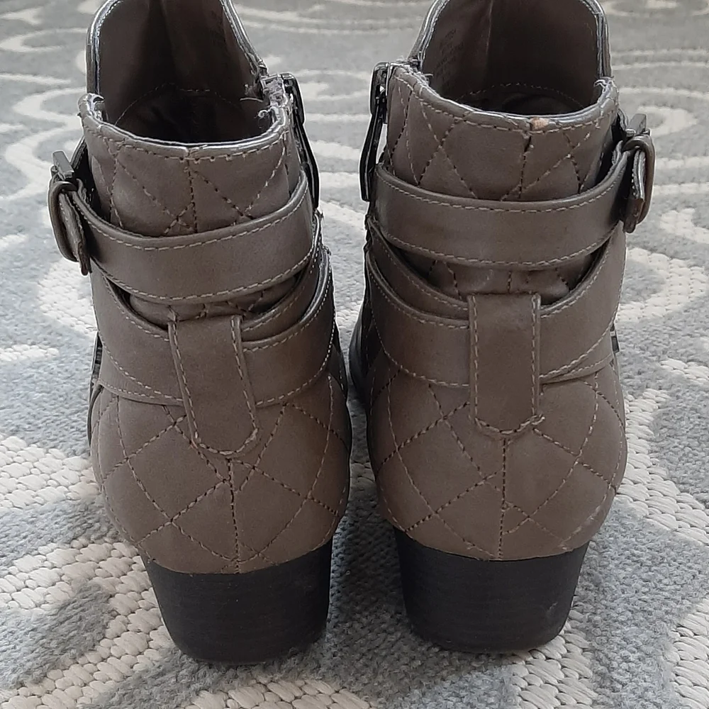 LIZ CLAIBORNE taupe ankle zip buckle boots. SIZE 8.